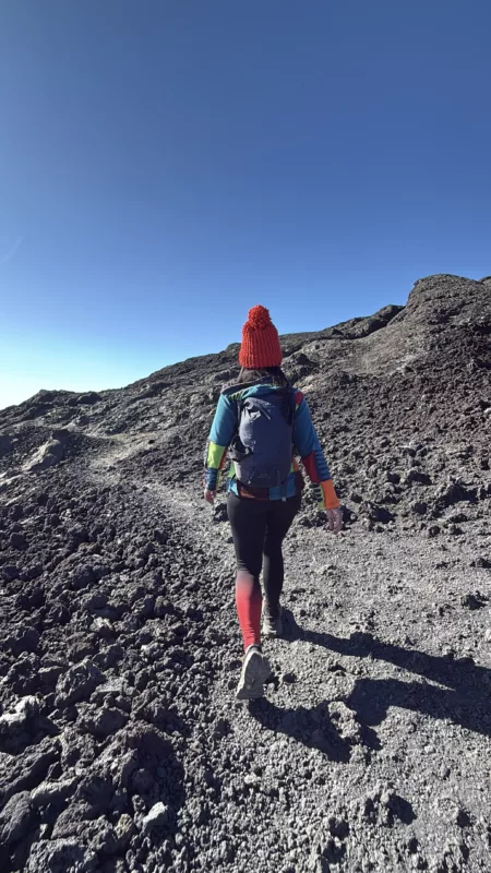Le Monde de Chloe 2025 Randonnee a La Reunion Randonnee au Piton de la Fournaise Volcan Tresor de La Reunion IMG 3380 450x800 jpg